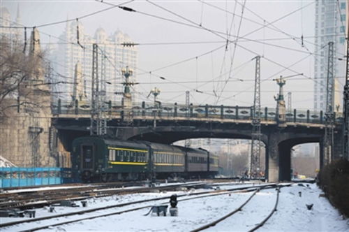 哈尔滨铁路陆续恢复35对旅客列车 满足学生返乡需求